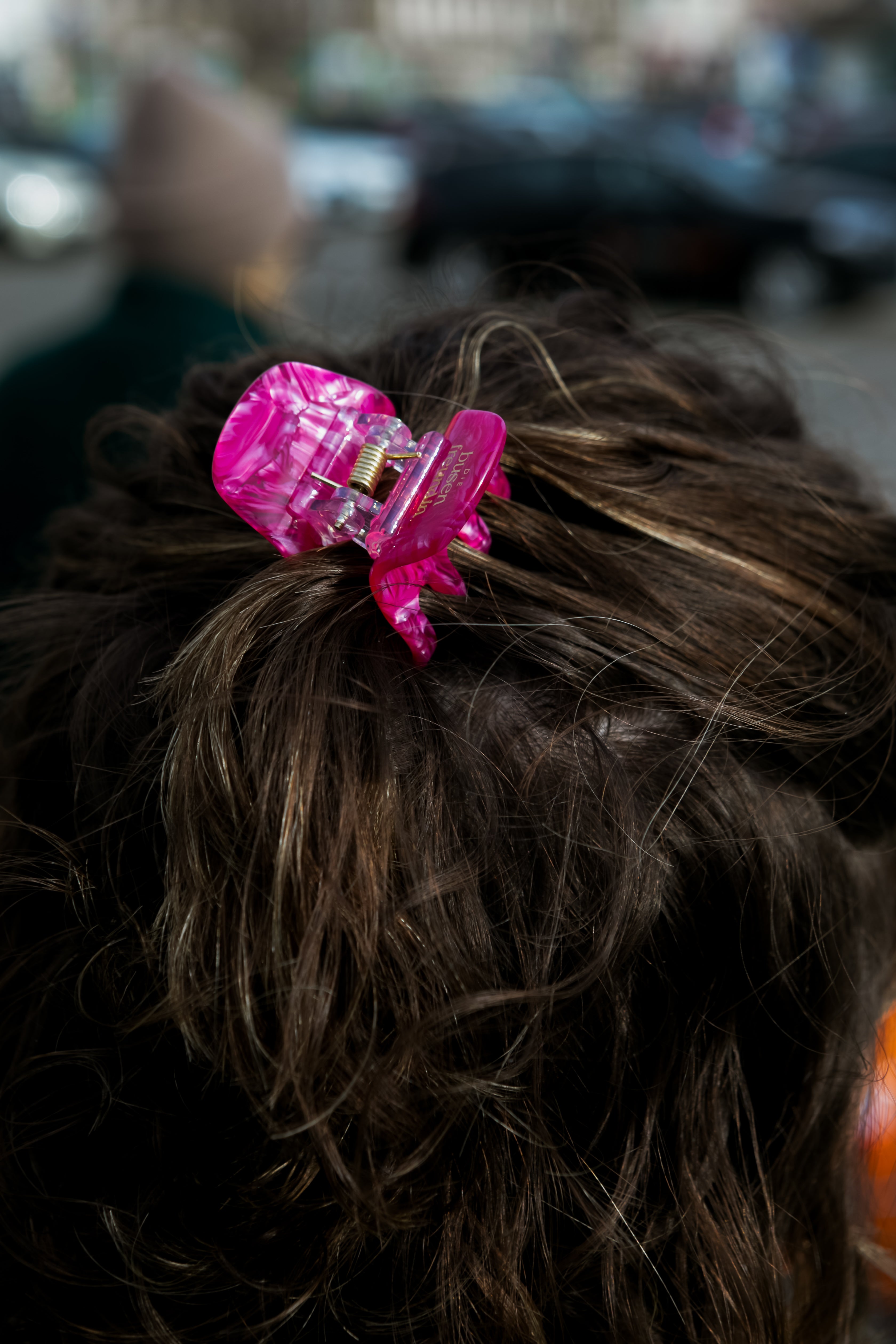 Haarspange in Pink im Haar