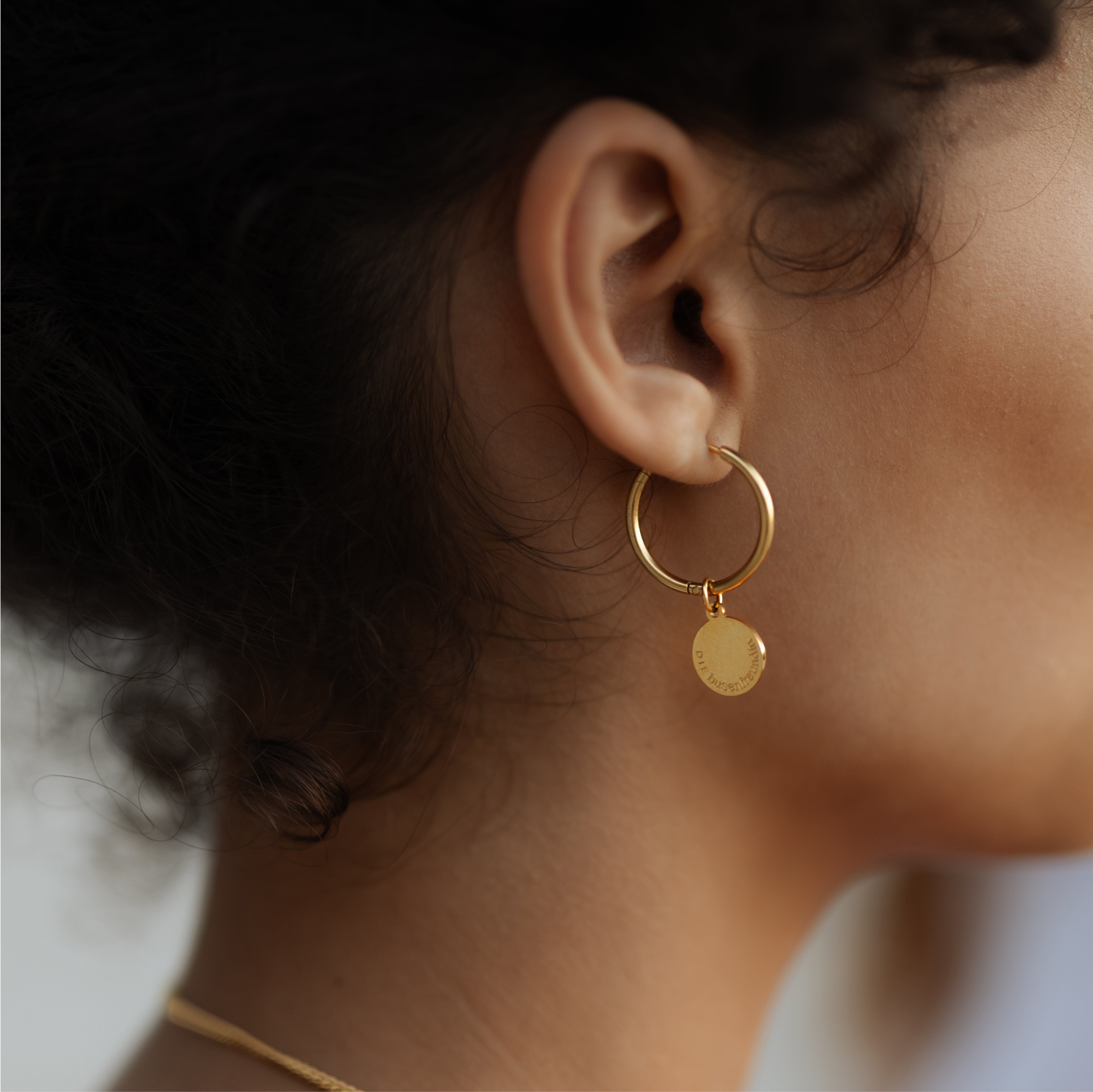 OHRRINGE rund mit Busenfreundin Logo