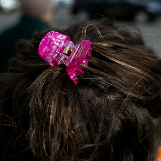 Haarspange in Pink im Haar