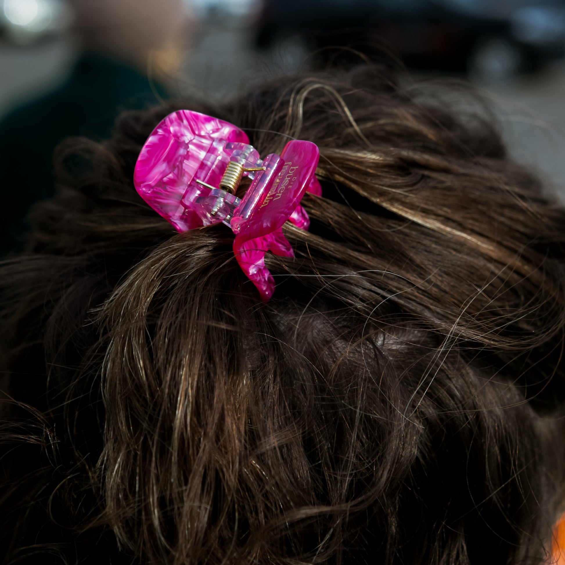 Haarspange in Pink im Haar