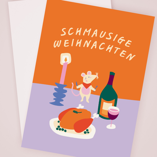 karte mit einer kleinen maus und einem festmahl vor ihr. darüber ein schriftzug mit "schmausige weihnachten"